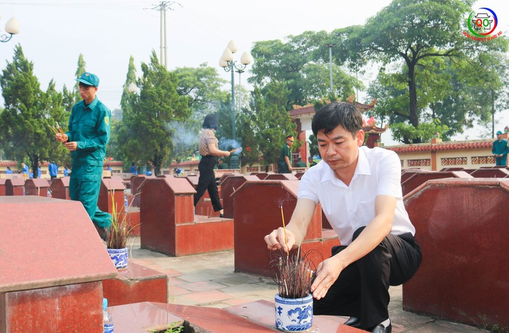 Lãnh đạo xã Quốc Oai viếng nghĩa trang liệt sĩ Sài Sơn- Ảnh 5.