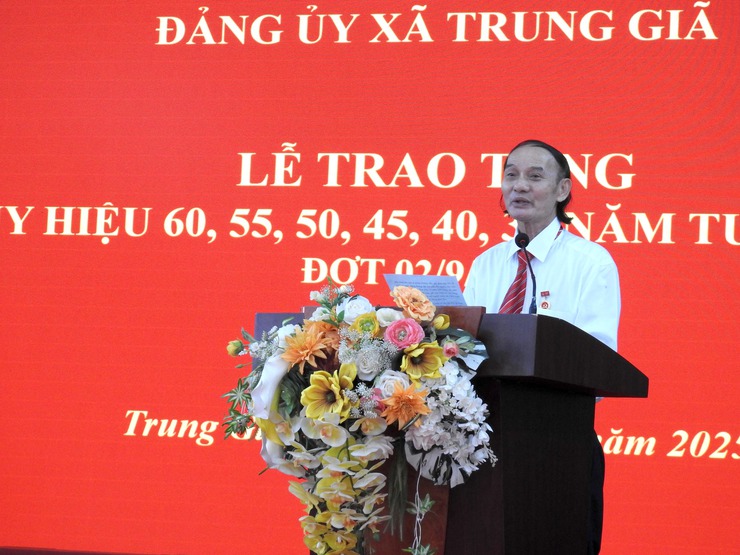 ĐẢNG BỘ XÃ TRUNG GIÃ TỔ CHỨC TRAO TẶNG HUY HIỆU ĐẢNG ĐỢT 02/9/2025 CHO 47 ĐẢNG VIÊN- Ảnh 11.