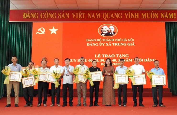 ĐẢNG BỘ XÃ TRUNG GIÃ TỔ CHỨC TRAO TẶNG HUY HIỆU ĐẢNG ĐỢT 02/9/2025 CHO 47 ĐẢNG VIÊN- Ảnh 7.