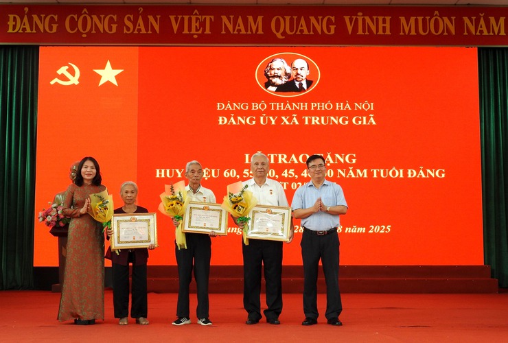 ĐẢNG BỘ XÃ TRUNG GIÃ TỔ CHỨC TRAO TẶNG HUY HIỆU ĐẢNG ĐỢT 02/9/2025 CHO 47 ĐẢNG VIÊN- Ảnh 10.