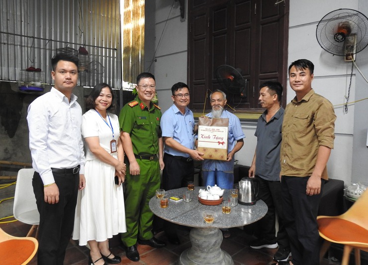 BÍ THƯ ĐẢNG ỦY XÃ TRUNG GIÃ THĂM, TẶNG QUÀ MẸ VNAH ĐÀM THỊ BẢY VÀ CHIẾN SĨ CÁCH MẠNG BỊ ĐỊCH BẮT TÙ ĐÀY NHÂN KỶ NIỆM 80 NĂM QUỐC KHÁNH 2/9- Ảnh 1.