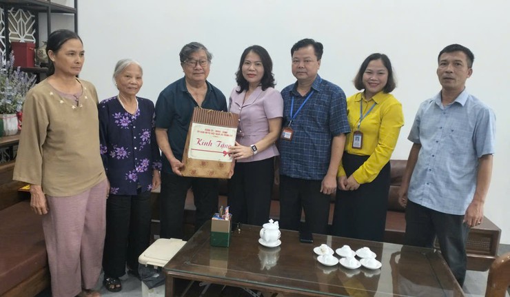 PHÓ BÍ THƯ THƯỜNG TRỰC ĐẢNG ỦY NGUYỄN THỊ KIM TUYẾN THĂM, TẶNG QUÀ CÁC GIA ĐÌNH CÓ CÔNG VỚI CÁCH MẠNG- Ảnh 1.