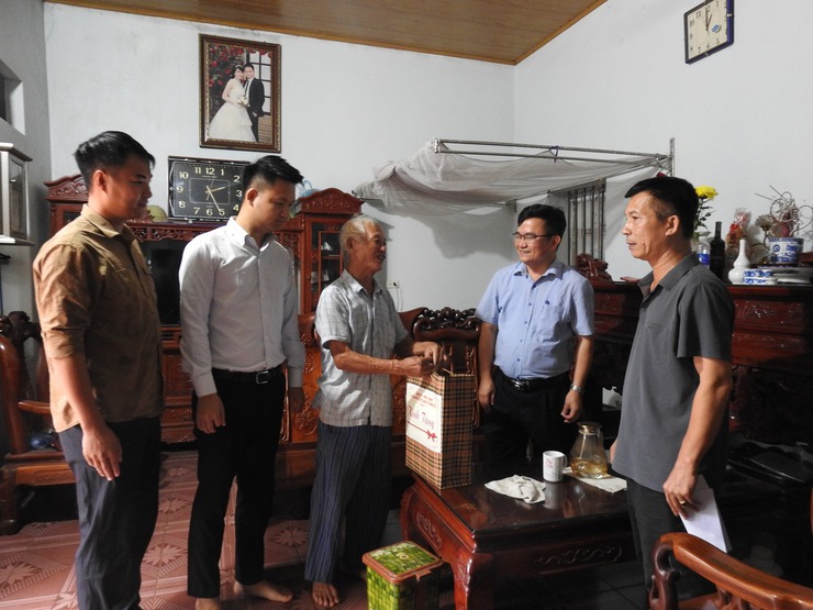 BÍ THƯ ĐẢNG ỦY XÃ TRUNG GIÃ THĂM, TẶNG QUÀ MẸ VNAH ĐÀM THỊ BẢY VÀ CHIẾN SĨ CÁCH MẠNG BỊ ĐỊCH BẮT TÙ ĐÀY NHÂN KỶ NIỆM 80 NĂM QUỐC KHÁNH 2/9- Ảnh 5.