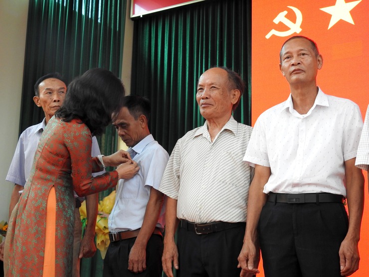 ĐẢNG BỘ XÃ TRUNG GIÃ TỔ CHỨC TRAO TẶNG HUY HIỆU ĐẢNG ĐỢT 02/9/2025 CHO 47 ĐẢNG VIÊN- Ảnh 6.