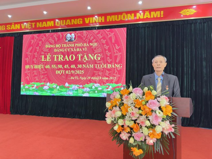 ĐẢNG BỘ XÃ BA VÌ LONG TRỌNG TỔ CHỨC LỄ TRAO HUY HIỆU ĐẢNG ĐỢT 02/9/2025- Ảnh 2.