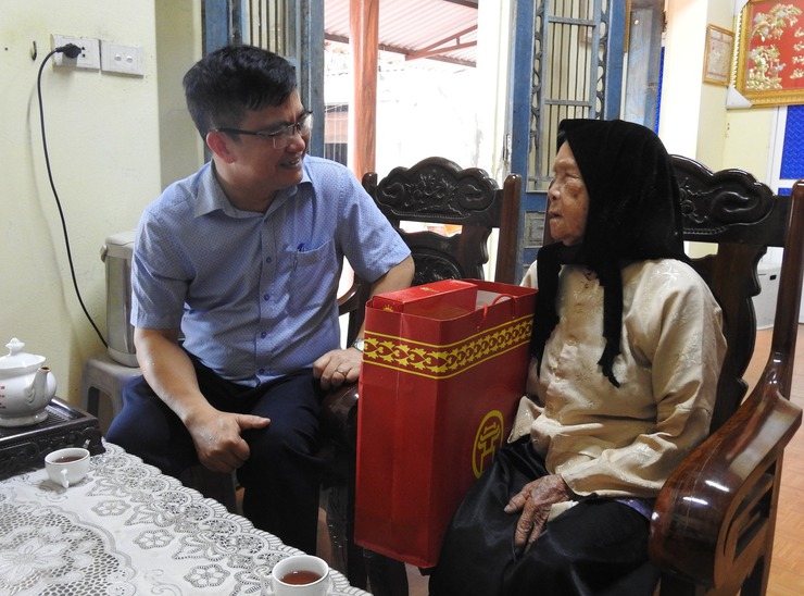 BÍ THƯ ĐẢNG ỦY XÃ TRUNG GIÃ THĂM, TẶNG QUÀ MẸ VNAH ĐÀM THỊ BẢY VÀ CHIẾN SĨ CÁCH MẠNG BỊ ĐỊCH BẮT TÙ ĐÀY NHÂN KỶ NIỆM 80 NĂM QUỐC KHÁNH 2/9- Ảnh 2.