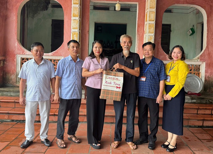 PHÓ BÍ THƯ THƯỜNG TRỰC ĐẢNG ỦY NGUYỄN THỊ KIM TUYẾN THĂM, TẶNG QUÀ CÁC GIA ĐÌNH CÓ CÔNG VỚI CÁCH MẠNG- Ảnh 5.
