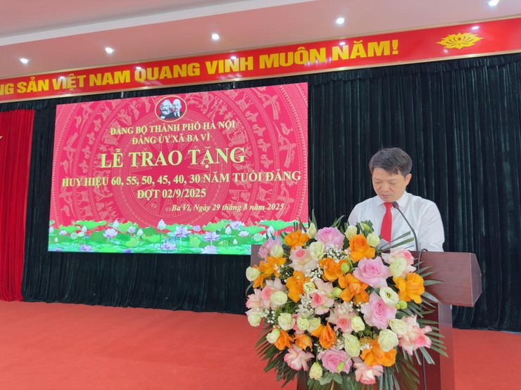 ĐẢNG BỘ XÃ BA VÌ LONG TRỌNG TỔ CHỨC LỄ TRAO HUY HIỆU ĐẢNG ĐỢT 02/9/2025- Ảnh 1.