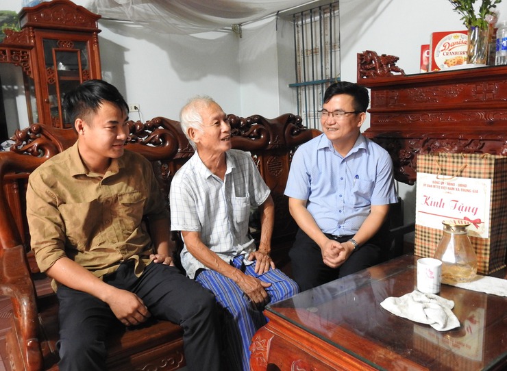 BÍ THƯ ĐẢNG ỦY XÃ TRUNG GIÃ THĂM, TẶNG QUÀ MẸ VNAH ĐÀM THỊ BẢY VÀ CHIẾN SĨ CÁCH MẠNG BỊ ĐỊCH BẮT TÙ ĐÀY NHÂN KỶ NIỆM 80 NĂM QUỐC KHÁNH 2/9- Ảnh 4.