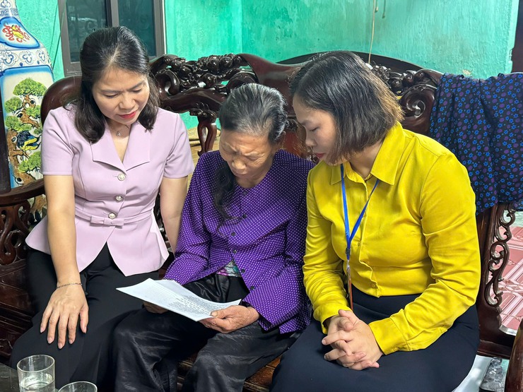 PHÓ BÍ THƯ THƯỜNG TRỰC ĐẢNG ỦY NGUYỄN THỊ KIM TUYẾN THĂM, TẶNG QUÀ CÁC GIA ĐÌNH CÓ CÔNG VỚI CÁCH MẠNG- Ảnh 4.