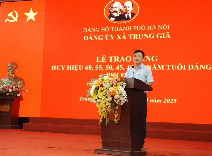 ĐẢNG BỘ XÃ TRUNG GIÃ TỔ CHỨC TRAO TẶNG HUY HIỆU ĐẢNG ĐỢT 02/9/2025 CHO 47 ĐẢNG VIÊN- Ảnh 1.