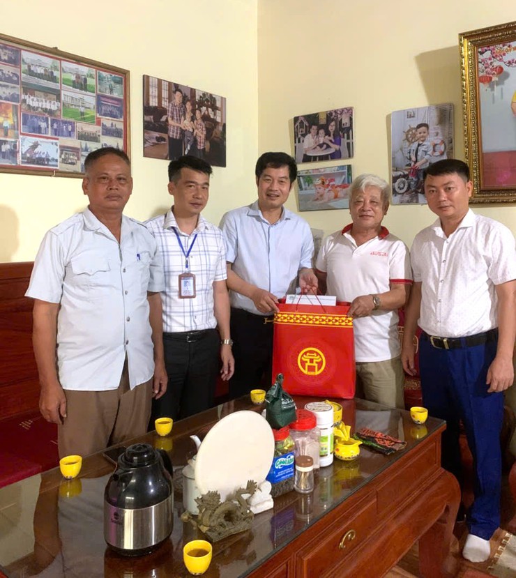 PHÓ BÍ THƯ ĐẢNG UỶ, CHỦ TỊCH UBND XÃ TRUNG GIÃ NGUYỄN BÁ HOÀNG THĂM HỎI, TẶNG QUÀ CÁC GIA ĐÌNH CHÍNH SÁCH, NGƯỜI CÓ CÔNG VỚI CÁCH MẠNG TRÊN ĐỊA BÀN XÃ.- Ảnh 1.