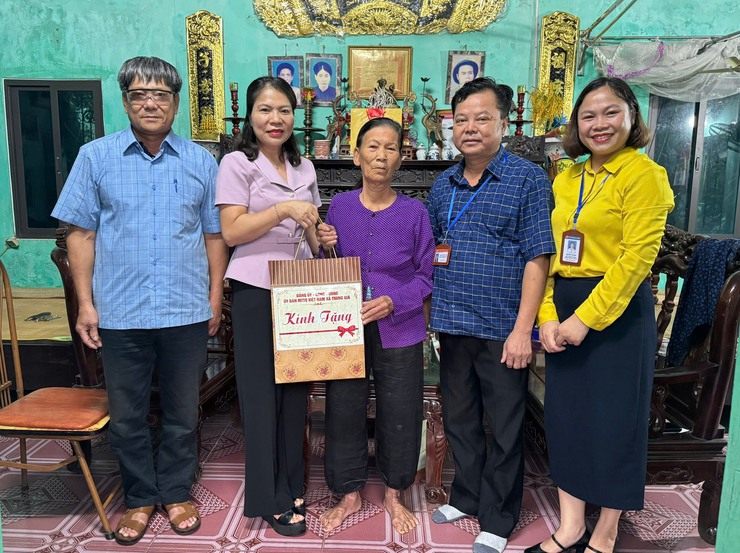 PHÓ BÍ THƯ THƯỜNG TRỰC ĐẢNG ỦY NGUYỄN THỊ KIM TUYẾN THĂM, TẶNG QUÀ CÁC GIA ĐÌNH CÓ CÔNG VỚI CÁCH MẠNG- Ảnh 3.