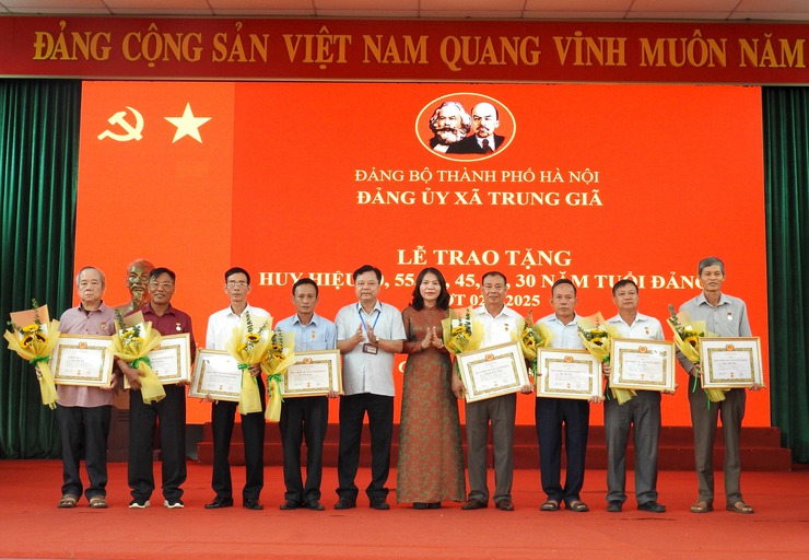 ĐẢNG BỘ XÃ TRUNG GIÃ TỔ CHỨC TRAO TẶNG HUY HIỆU ĐẢNG ĐỢT 02/9/2025 CHO 47 ĐẢNG VIÊN- Ảnh 9.