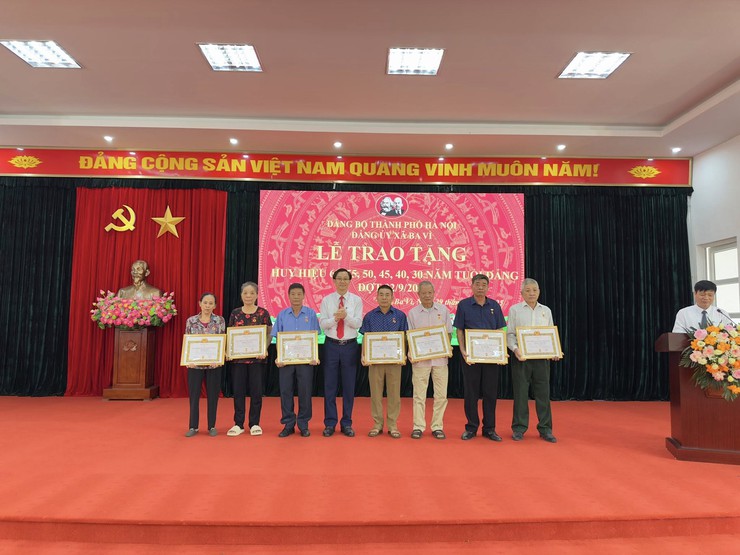ĐẢNG BỘ XÃ BA VÌ LONG TRỌNG TỔ CHỨC LỄ TRAO HUY HIỆU ĐẢNG ĐỢT 02/9/2025- Ảnh 3.