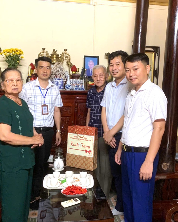 PHÓ BÍ THƯ ĐẢNG UỶ, CHỦ TỊCH UBND XÃ TRUNG GIÃ NGUYỄN BÁ HOÀNG THĂM HỎI, TẶNG QUÀ CÁC GIA ĐÌNH CHÍNH SÁCH, NGƯỜI CÓ CÔNG VỚI CÁCH MẠNG TRÊN ĐỊA BÀN XÃ.- Ảnh 3.