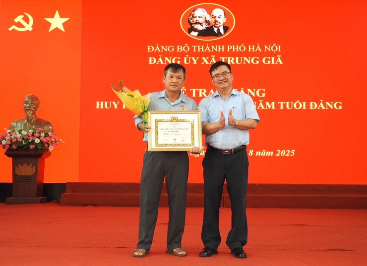 ĐẢNG BỘ XÃ TRUNG GIÃ TỔ CHỨC TRAO TẶNG HUY HIỆU ĐẢNG ĐỢT 02/9/2025 CHO 47 ĐẢNG VIÊN- Ảnh 4.