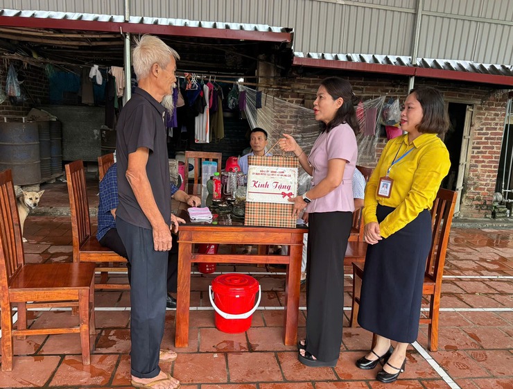 PHÓ BÍ THƯ THƯỜNG TRỰC ĐẢNG ỦY NGUYỄN THỊ KIM TUYẾN THĂM, TẶNG QUÀ CÁC GIA ĐÌNH CÓ CÔNG VỚI CÁCH MẠNG- Ảnh 2.