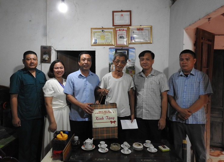 PHÓ CHỦ TỊCH UBND XÃ NGUYỄN HỒNG SƠN TẶNG QUÀ NGƯỜI CÓ CÔNG DỊP KỶ NIỆM 80 NĂM QUỐC KHÁNH 2/9- Ảnh 1.