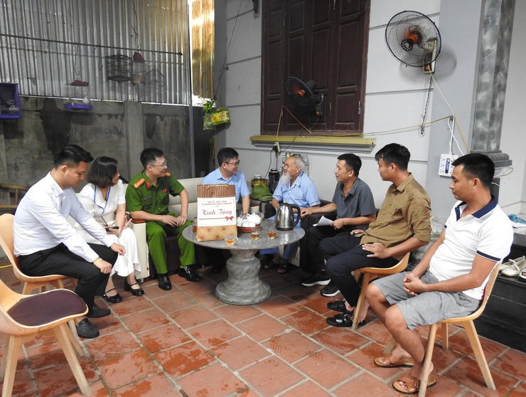 BÍ THƯ ĐẢNG ỦY XÃ TRUNG GIÃ THĂM, TẶNG QUÀ MẸ VNAH ĐÀM THỊ BẢY VÀ CHIẾN SĨ CÁCH MẠNG BỊ ĐỊCH BẮT TÙ ĐÀY NHÂN KỶ NIỆM 80 NĂM QUỐC KHÁNH 2/9- Ảnh 3.