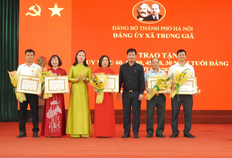 ĐẢNG BỘ XÃ TRUNG GIÃ TỔ CHỨC TRAO TẶNG HUY HIỆU ĐẢNG ĐỢT 02/9/2025 CHO 47 ĐẢNG VIÊN- Ảnh 8.