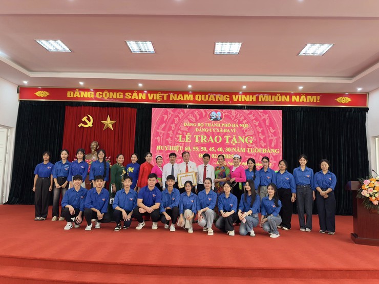 ĐẢNG BỘ XÃ BA VÌ LONG TRỌNG TỔ CHỨC LỄ TRAO HUY HIỆU ĐẢNG ĐỢT 02/9/2025- Ảnh 5.