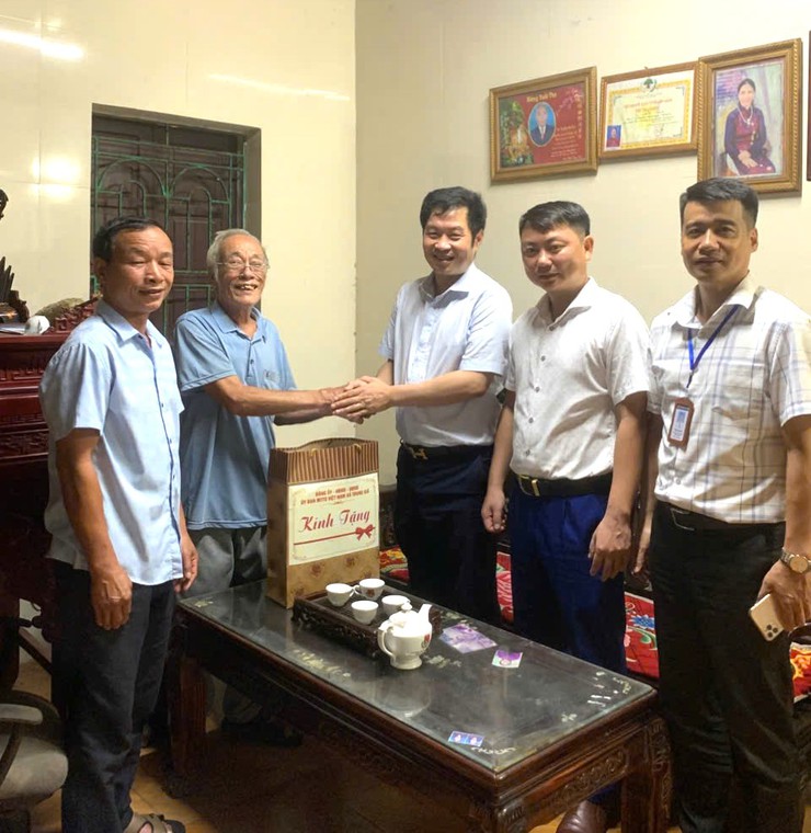 PHÓ BÍ THƯ ĐẢNG UỶ, CHỦ TỊCH UBND XÃ TRUNG GIÃ NGUYỄN BÁ HOÀNG THĂM HỎI, TẶNG QUÀ CÁC GIA ĐÌNH CHÍNH SÁCH, NGƯỜI CÓ CÔNG VỚI CÁCH MẠNG TRÊN ĐỊA BÀN XÃ.- Ảnh 2.