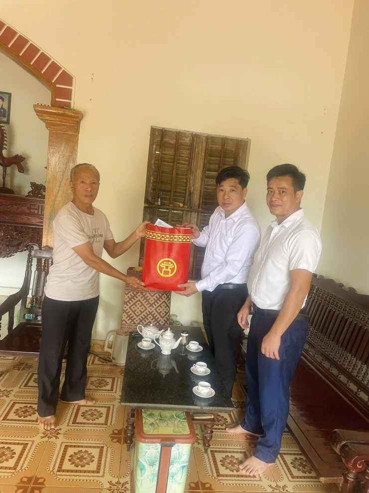 XÃ BA VÌ TỔ CHỨC THĂM HỎI, TẶNG QUÀ NGƯỜI CÓ CÔNG VỚI CÁCH MẠNG- Ảnh 1.