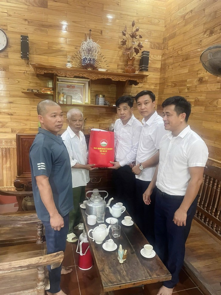 XÃ BA VÌ TỔ CHỨC THĂM HỎI, TẶNG QUÀ NGƯỜI CÓ CÔNG VỚI CÁCH MẠNG- Ảnh 2.