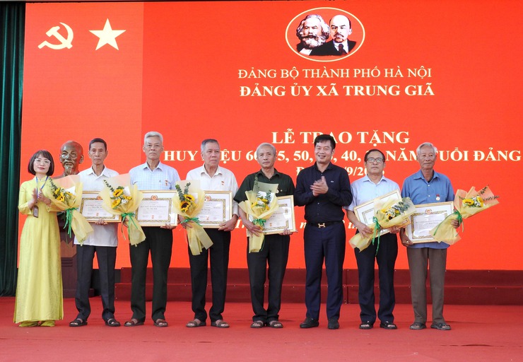 ĐẢNG BỘ XÃ TRUNG GIÃ TỔ CHỨC TRAO TẶNG HUY HIỆU ĐẢNG ĐỢT 02/9/2025 CHO 47 ĐẢNG VIÊN- Ảnh 5.