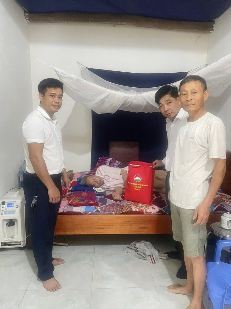 XÃ BA VÌ TỔ CHỨC THĂM HỎI, TẶNG QUÀ NGƯỜI CÓ CÔNG VỚI CÁCH MẠNG- Ảnh 3.