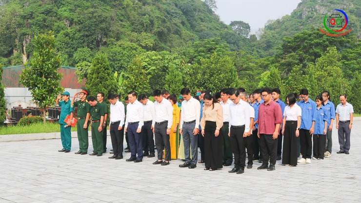 Các đồng chí lãnh đạo xã viếng nghĩa trang liệt sĩ nhân dịp kỷ niệm 80 năm ngày Quốc khánh 2/9- Ảnh 5.