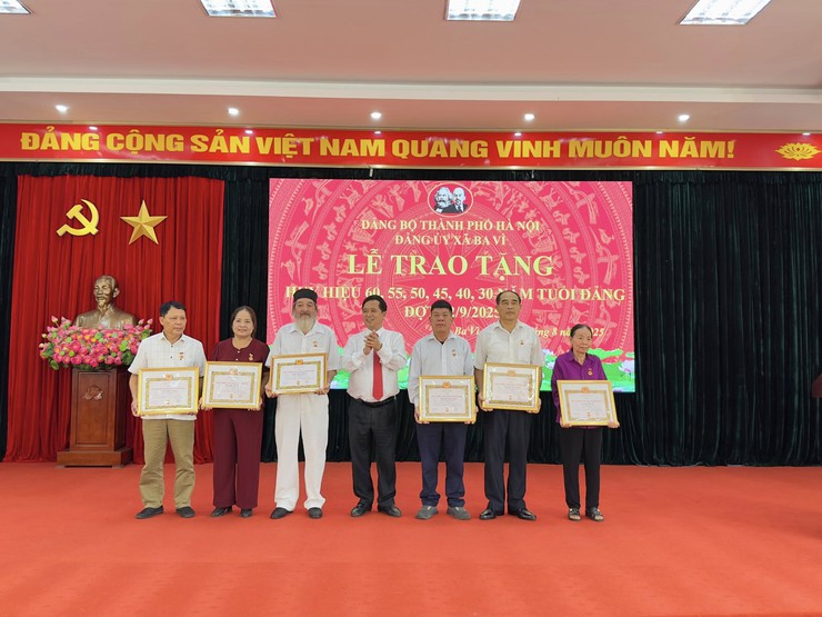 ĐẢNG BỘ XÃ BA VÌ LONG TRỌNG TỔ CHỨC LỄ TRAO HUY HIỆU ĐẢNG ĐỢT 02/9/2025- Ảnh 4.