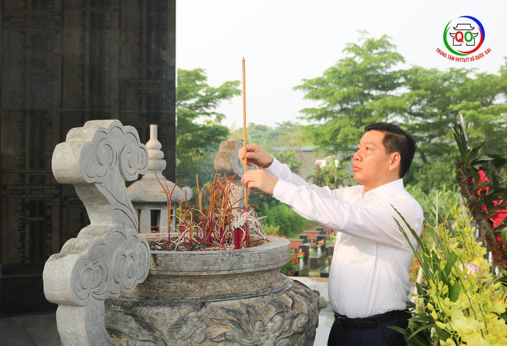 Các đồng chí lãnh đạo xã viếng nghĩa trang liệt sĩ nhân dịp kỷ niệm 80 năm ngày Quốc khánh 2/9- Ảnh 2.