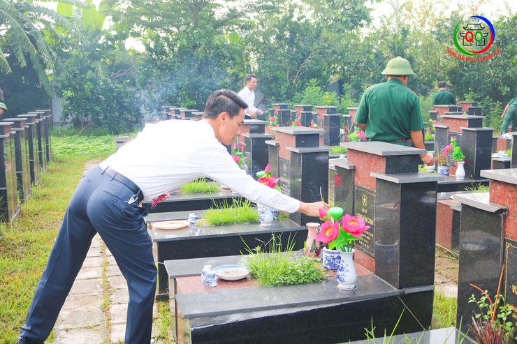 Các đồng chí lãnh đạo xã viếng nghĩa trang liệt sĩ nhân dịp kỷ niệm 80 năm ngày Quốc khánh 2/9- Ảnh 9.