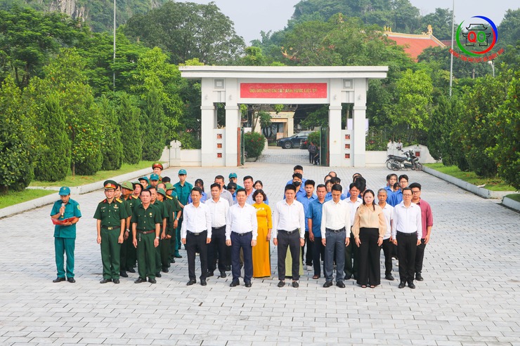 Các đồng chí lãnh đạo xã viếng nghĩa trang liệt sĩ nhân dịp kỷ niệm 80 năm ngày Quốc khánh 2/9- Ảnh 1.