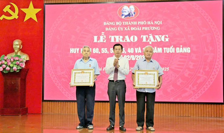 Xã Đoài Phương trao tặng Huy hiệu Đảng đợt 2/9/2025


- Ảnh 2.