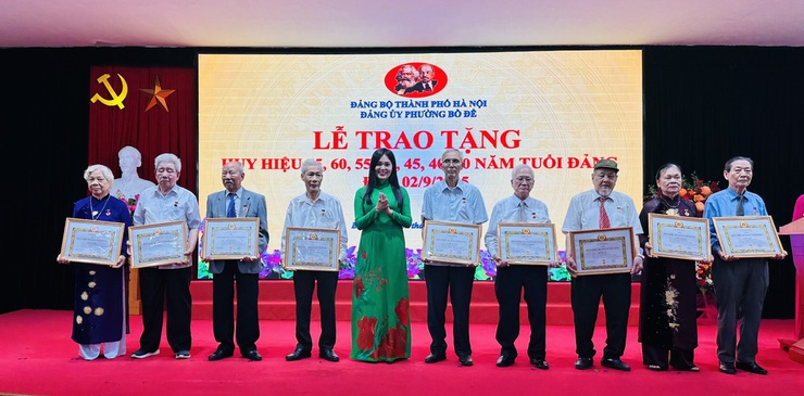 Đảng ủy phường Bồ Đề tổ chức Lễ trao Huy hiệu Đảng đợt 2/9 năm 2025- Ảnh 10.