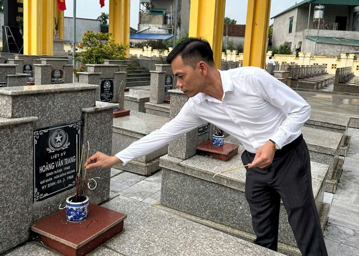 Lãnh đạo xã Phú Cát dâng hương tưởng niệm các anh hùng liệt sĩ nhân kỷ niệm 80 năm Quốc khánh 2/9- Ảnh 6.