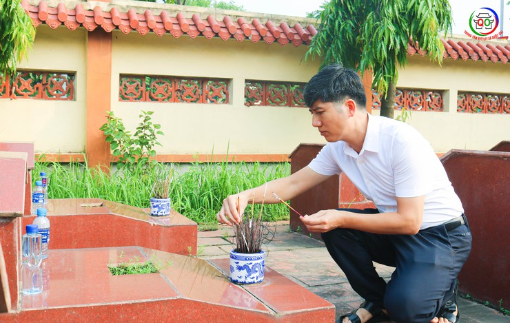 Lãnh đạo xã Quốc Oai viếng nghĩa trang liệt sĩ Sài Sơn- Ảnh 6.