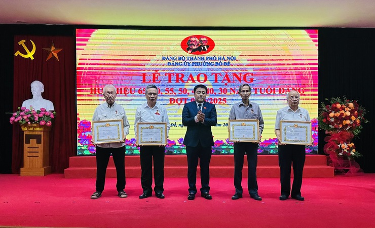 Đảng ủy phường Bồ Đề tổ chức Lễ trao Huy hiệu Đảng đợt 2/9 năm 2025- Ảnh 11.