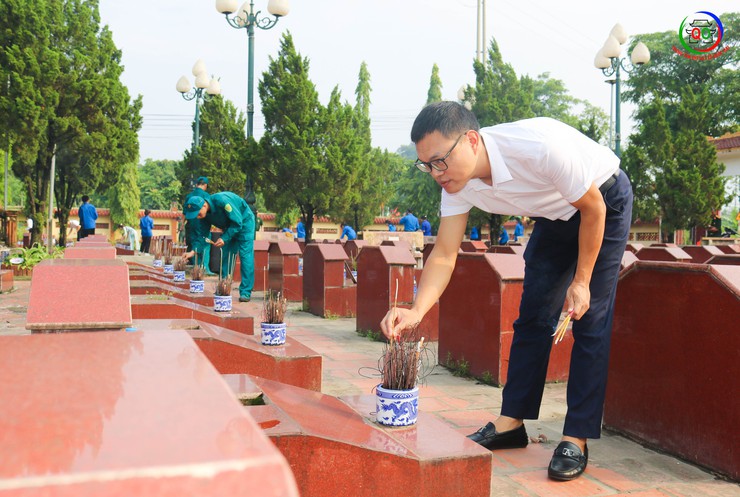 Lãnh đạo xã Quốc Oai viếng nghĩa trang liệt sĩ Sài Sơn- Ảnh 7.