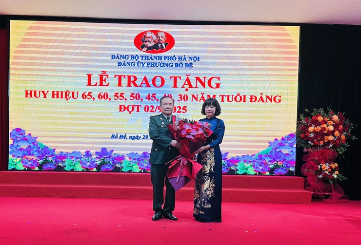 Đảng ủy phường Bồ Đề tổ chức Lễ trao Huy hiệu Đảng đợt 2/9 năm 2025- Ảnh 25.