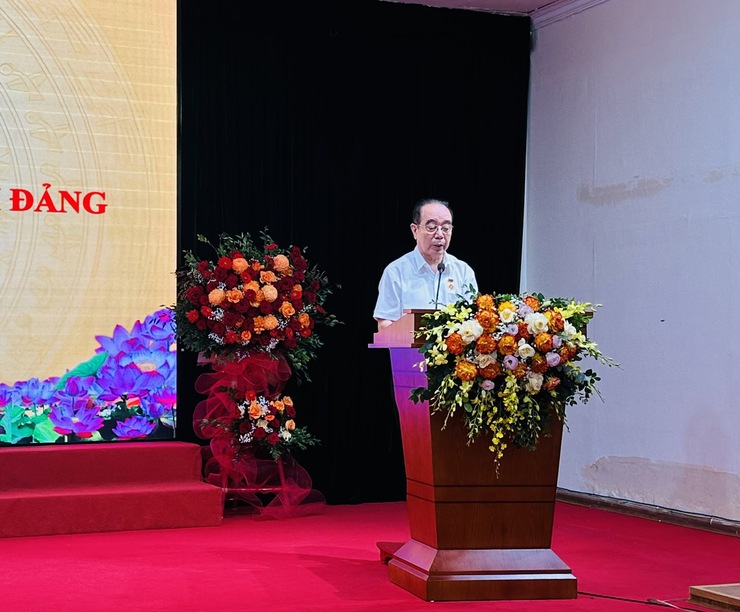 Đảng ủy phường Bồ Đề tổ chức Lễ trao Huy hiệu Đảng đợt 2/9 năm 2025- Ảnh 4.