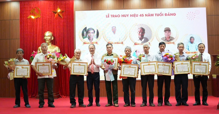 46 ĐẢNG VIÊN THUỘC ĐẢNG BỘ XÃ VINH DỰ ĐÓN NHẬN HUY HIỆU ĐẢNG ĐỢT 2/9/2025- Ảnh 3.