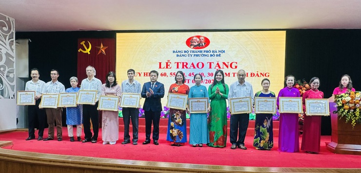 Đảng ủy phường Bồ Đề tổ chức Lễ trao Huy hiệu Đảng đợt 2/9 năm 2025- Ảnh 12.