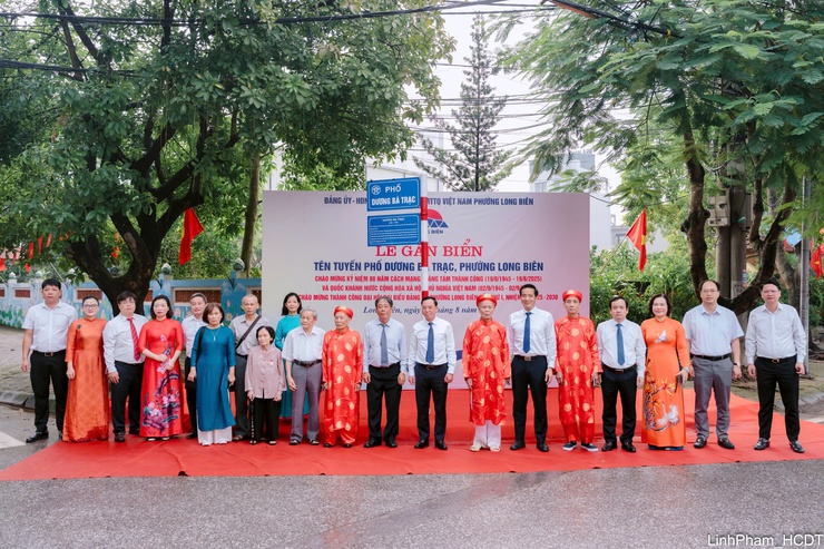 Phường Long Biên gắn biển tên tuyến phố, công trình công cộng chào mừng Quốc khánh 2/9- Ảnh 3.