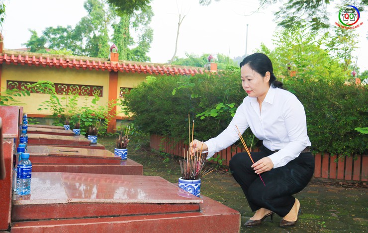 Lãnh đạo xã Quốc Oai viếng nghĩa trang liệt sĩ Sài Sơn- Ảnh 8.