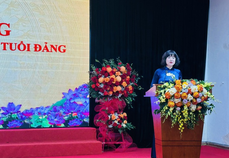 Đảng ủy phường Bồ Đề tổ chức Lễ trao Huy hiệu Đảng đợt 2/9 năm 2025- Ảnh 2.