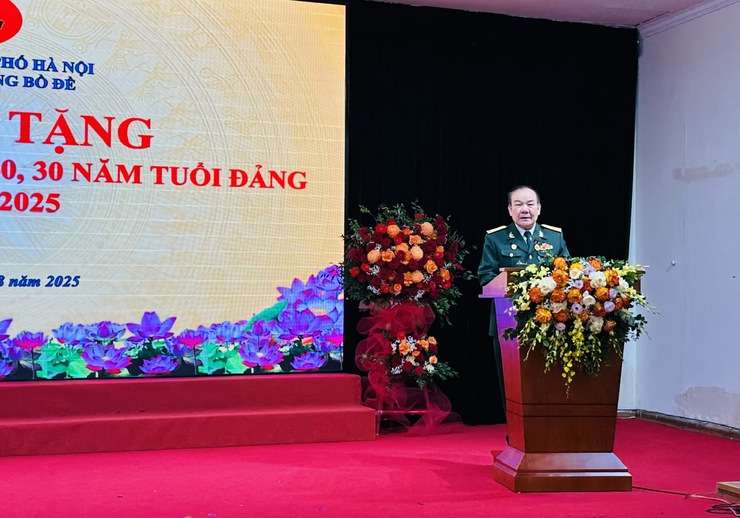 Đảng ủy phường Bồ Đề tổ chức Lễ trao Huy hiệu Đảng đợt 2/9 năm 2025- Ảnh 3.